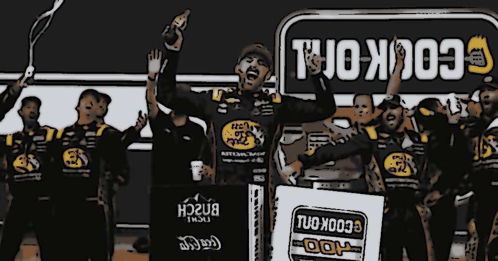 Os especialistas da NASCAR analisam o quadro...